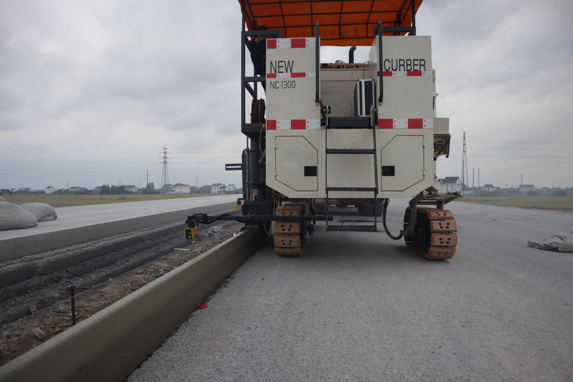 多功能路緣石滑模機，一機多用，一次成型滑模施工