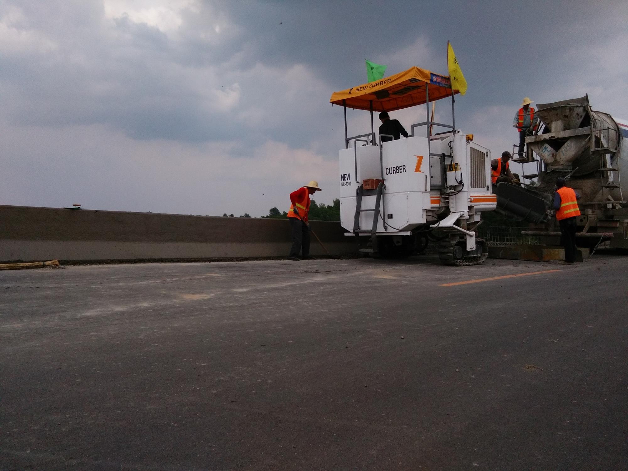 國內(nèi)混凝土滑模攤鋪機品牌有哪些？哪個廠家實力強？