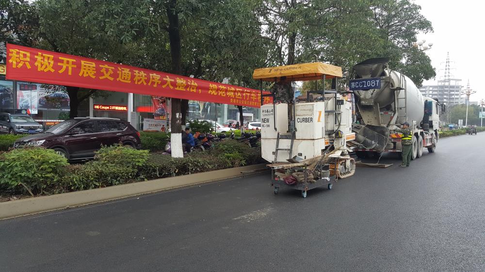 為什么說路緣石滑模機是混凝土滑模攤鋪的好幫手呢？