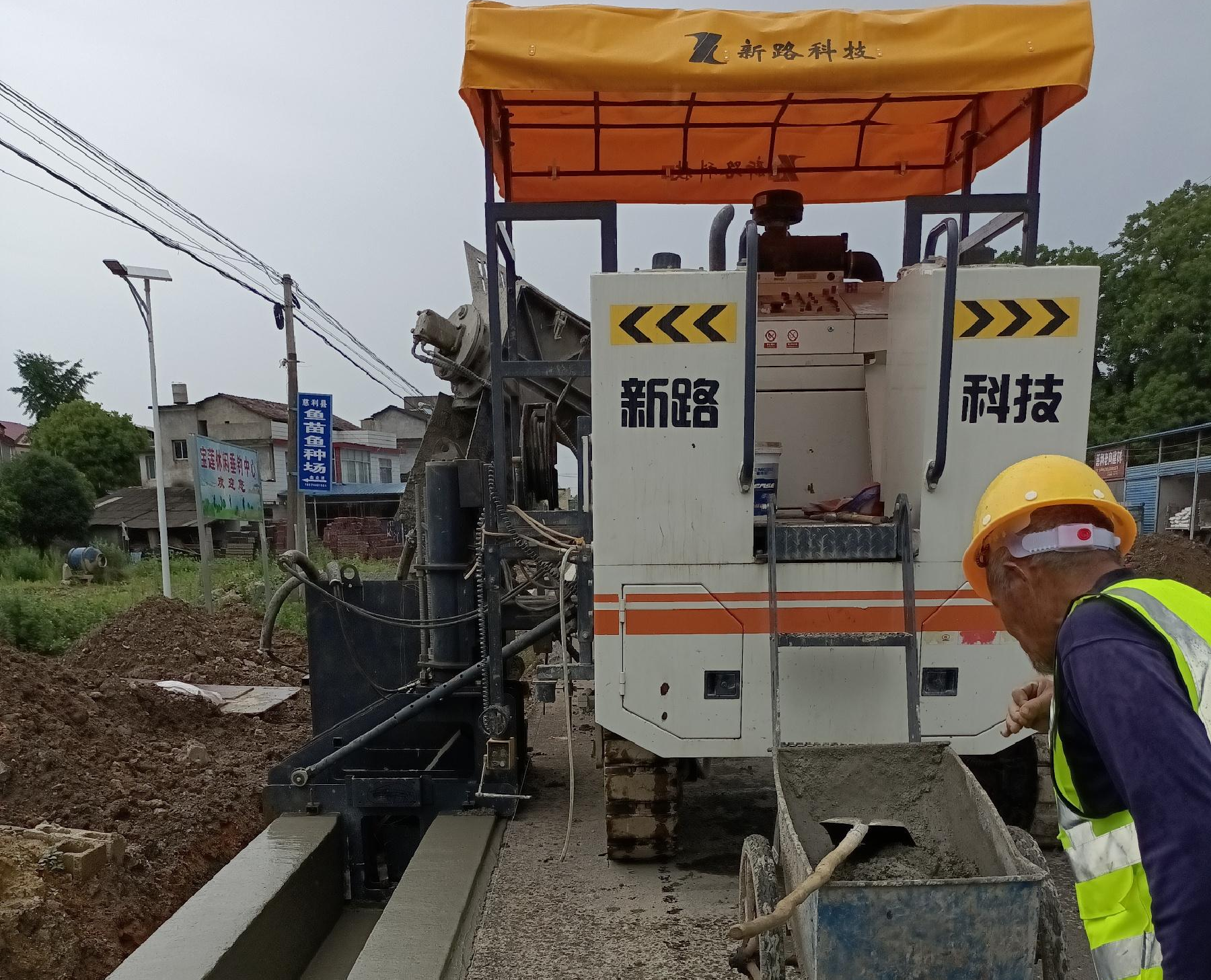 G353慈利至張家界城區(qū)公路排水溝滑模一次性成型，滑模施工效率高